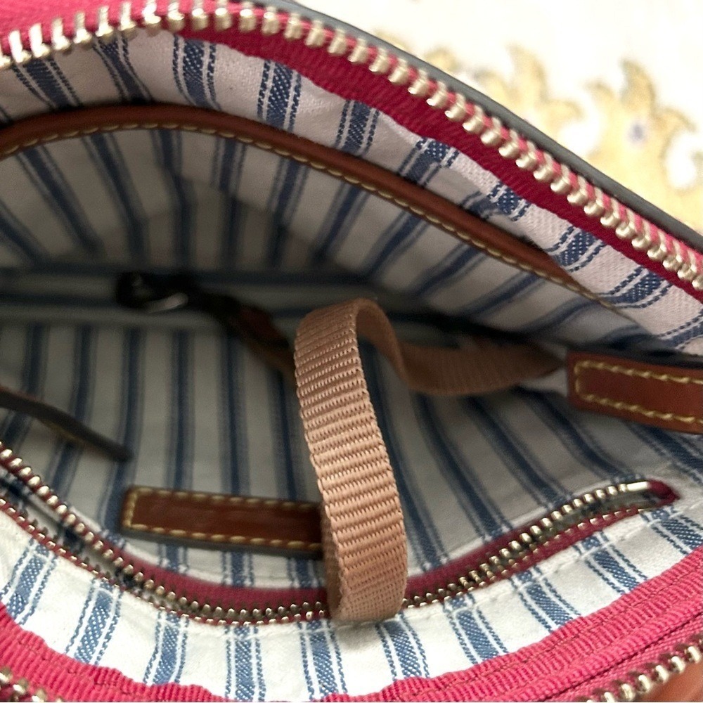Dooney & Bourke Wayfarer Domed Zip Crossbody Bag Purse Red‎ Casual Travel Light - Picture 9 of 12